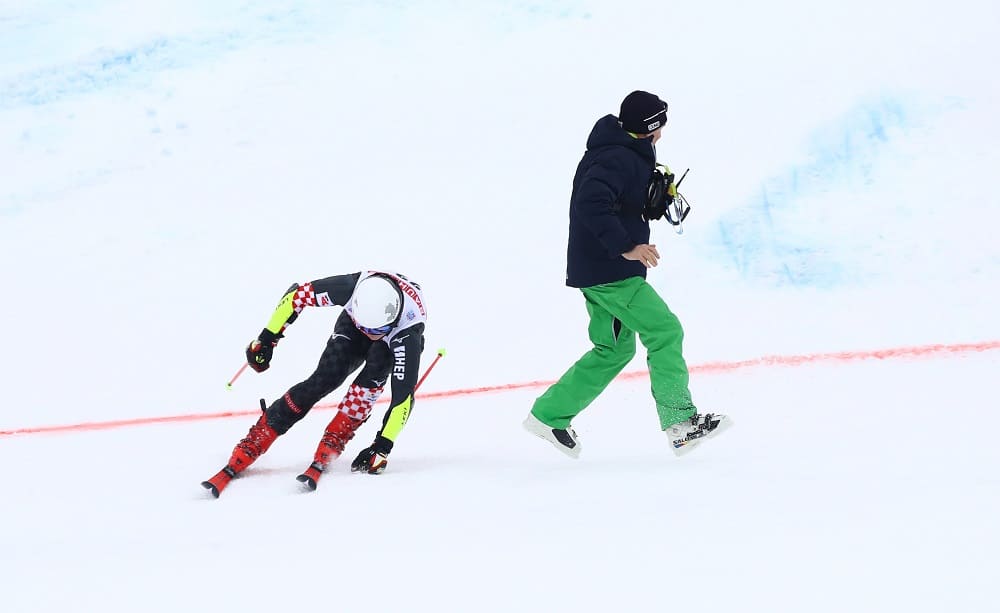 Filip Zubcic e addetto alla pista - Foto Alessandro Trovati/Pentaphoto