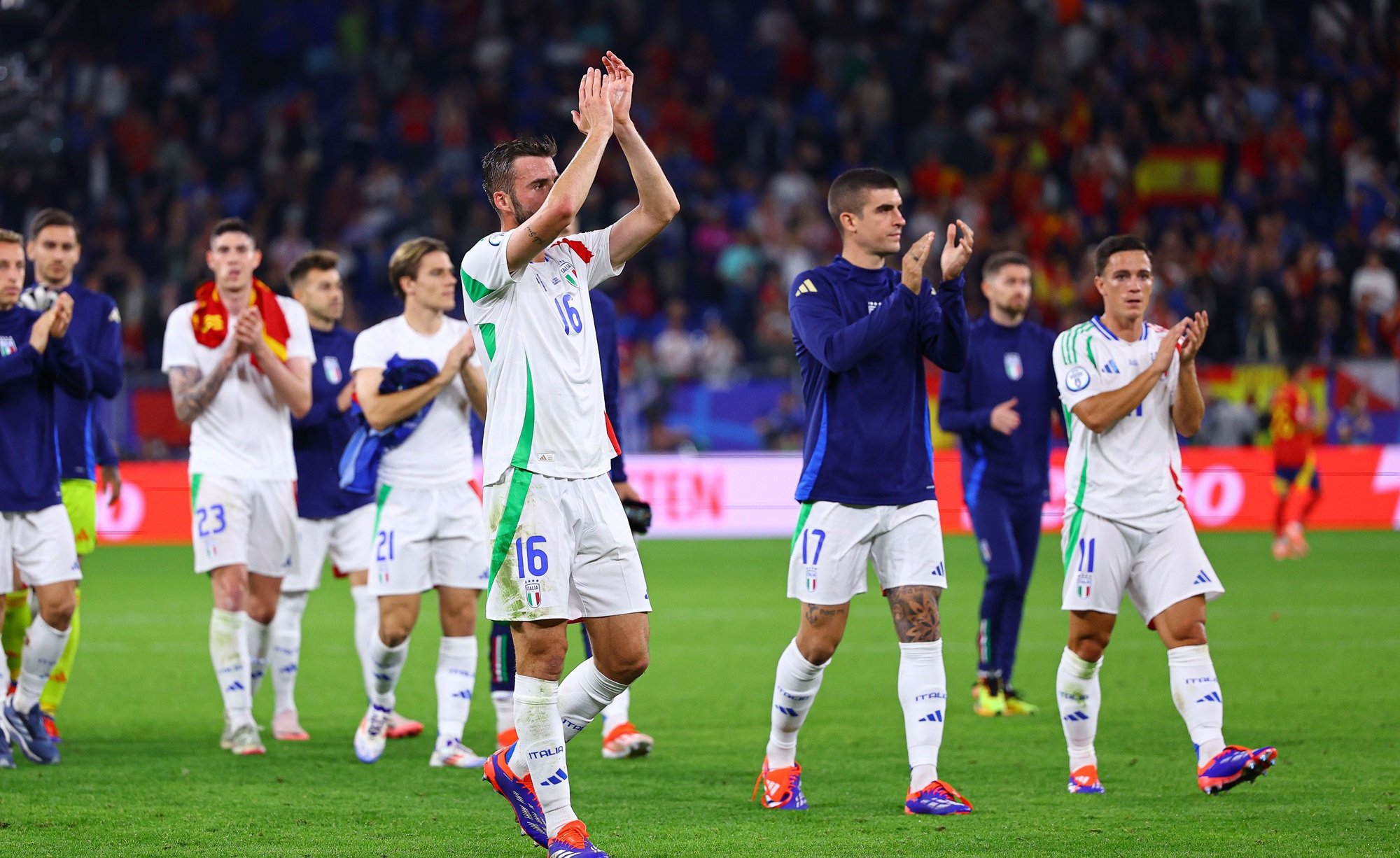 Gli applausi dell'Italia ai tifosi