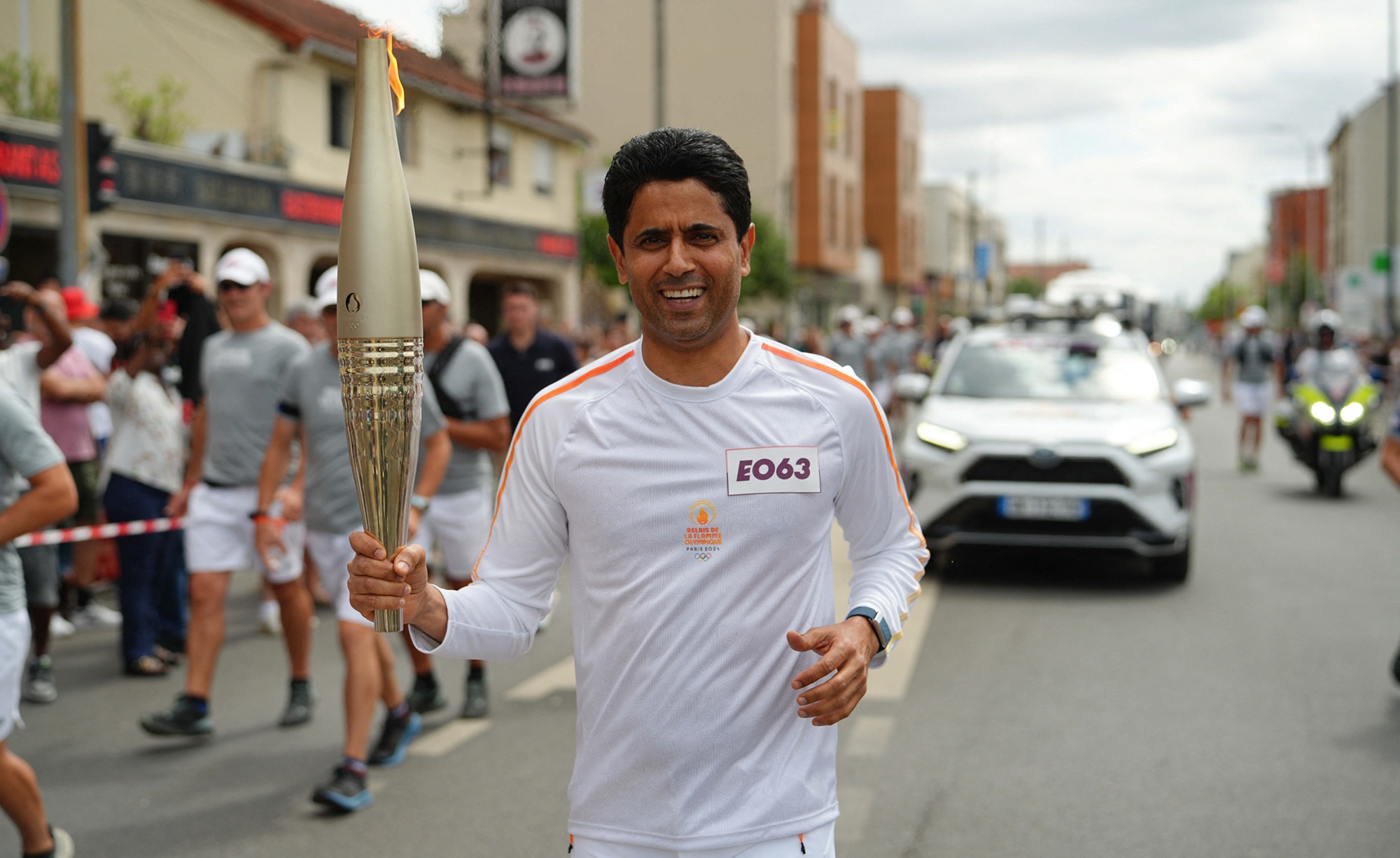 Nasser Al Khelaifi porta la torcia olimpica