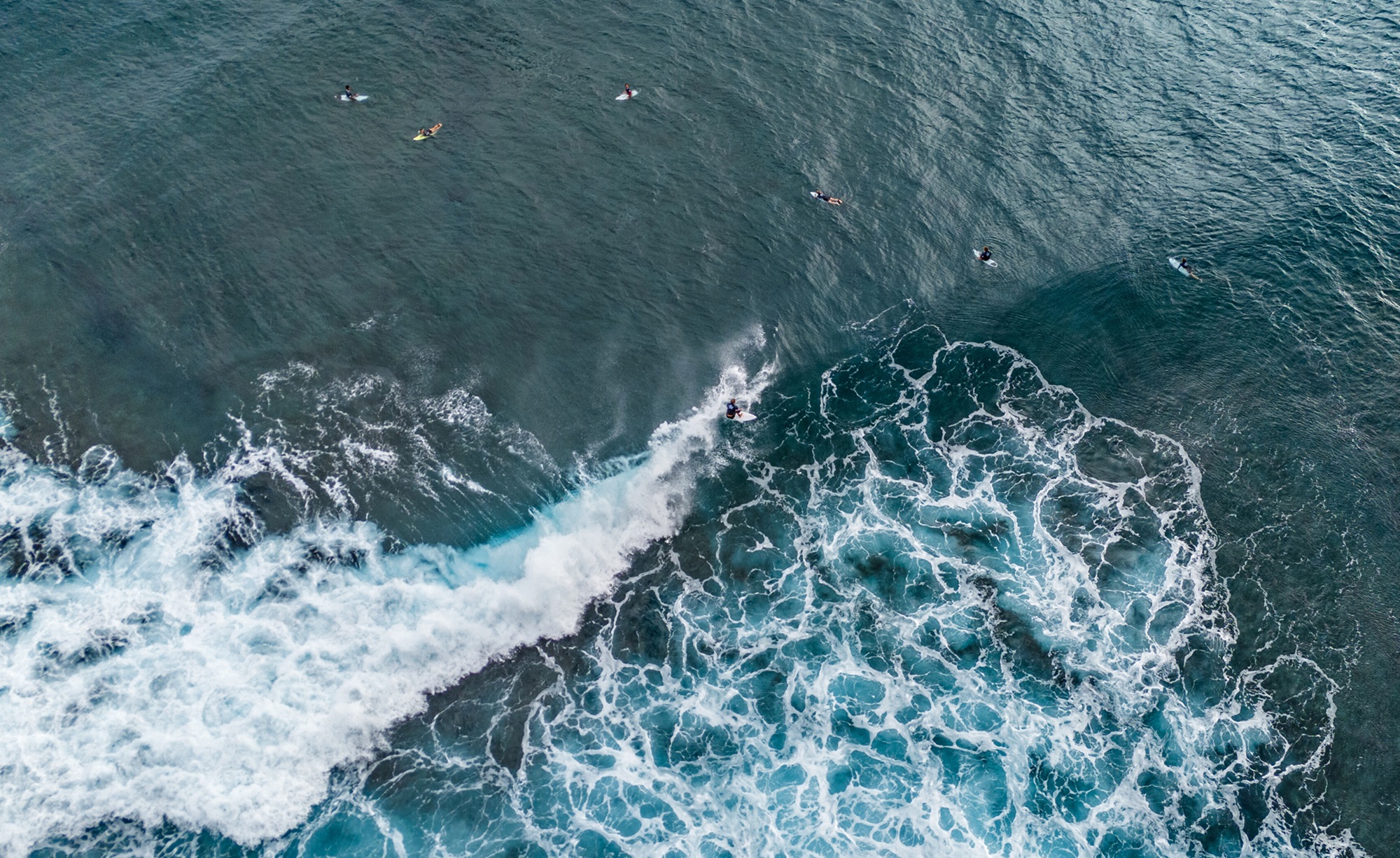 Allenamento di surf a Tahiti in vista delle Olimpiadi di Parigi 2024