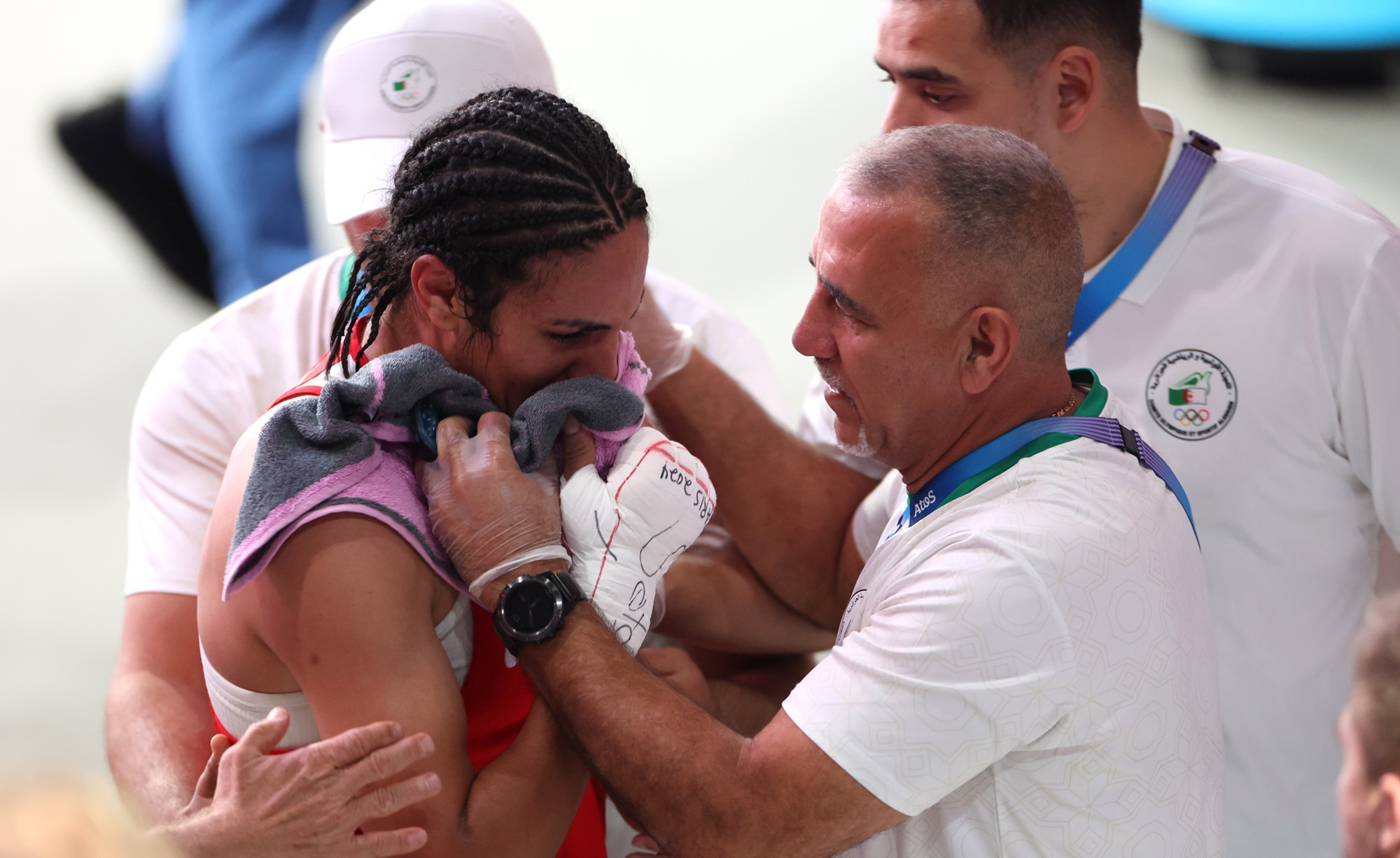 Imane Khelif in lacrime - Foto