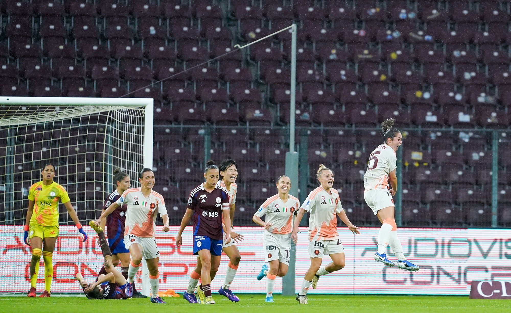 Esultanza Roma femminile contro il Servette