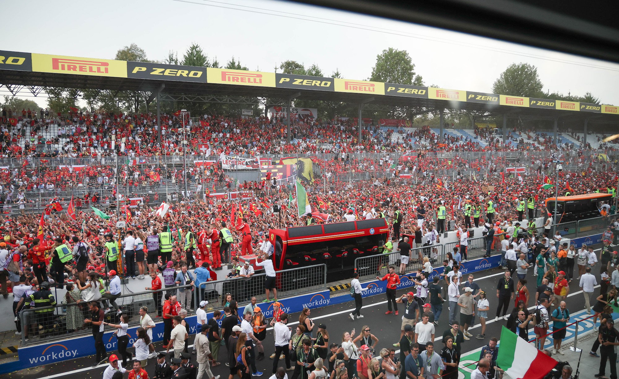 F1, GP Italia: l'inno italiano cantato dai tifosi Ferrari a Monza (VIDEO)