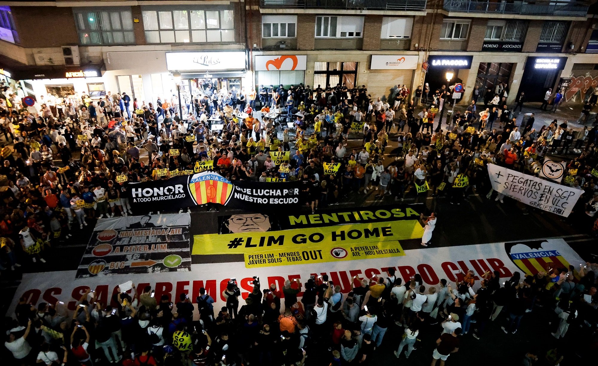 Contestazione tifosi Valencia contro Peter Lim