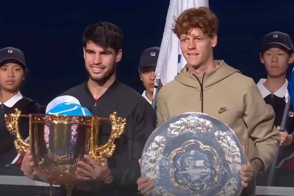 Alcaraz e Sinner alla premiazione del torneo di Pechino