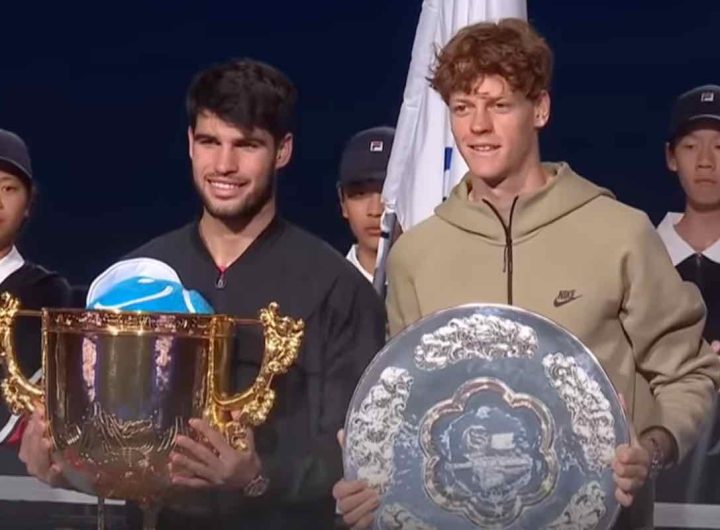 Alcaraz e Sinner alla premiazione del torneo di Pechino