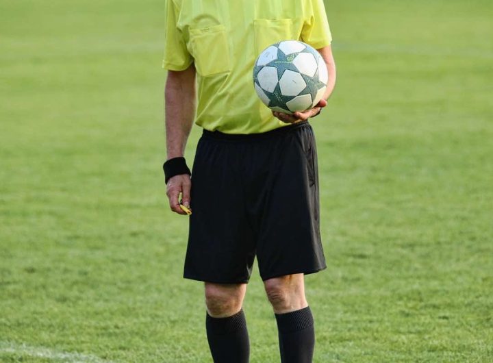 Un arbitro con un pallone in mano