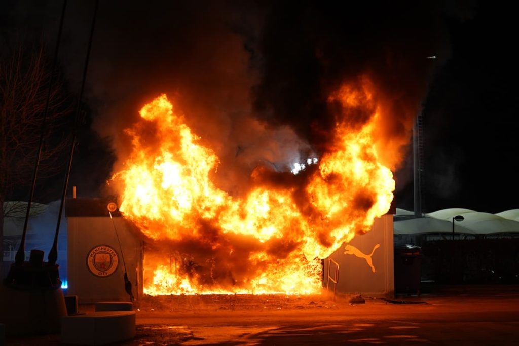 Incendio fuori dall'Etihad Stadium