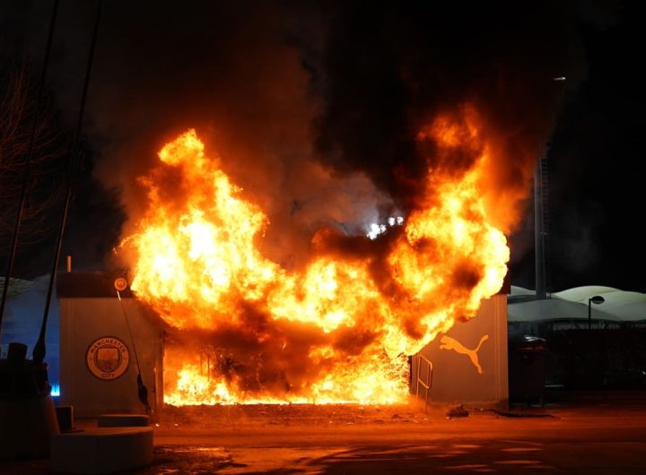 Incendio fuori dall'Etihad Stadium