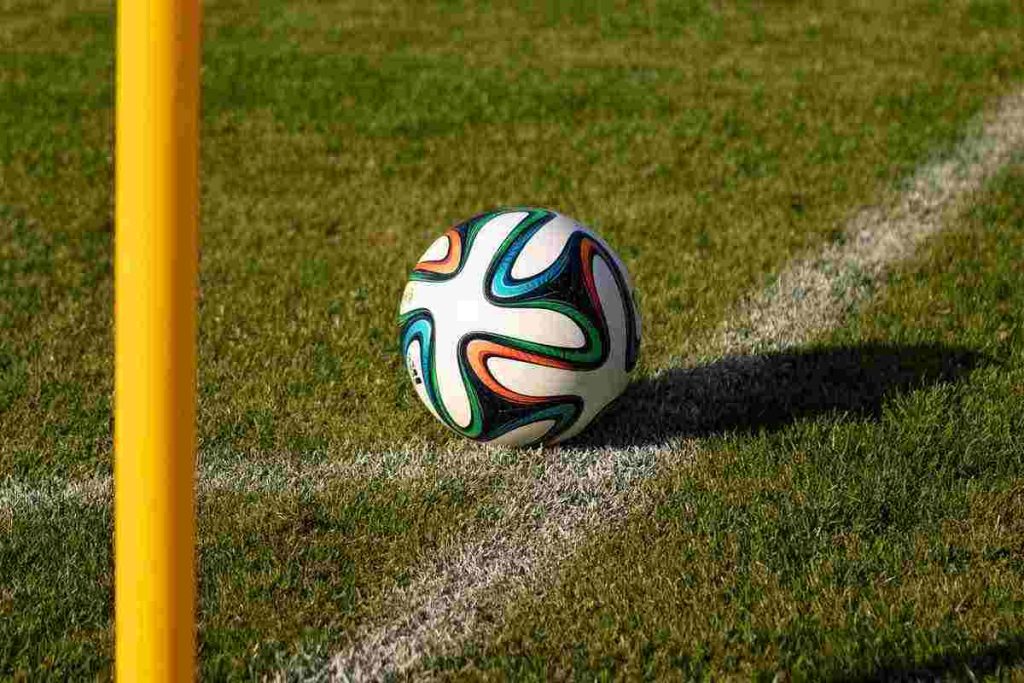 Pallone su un campo di calcio