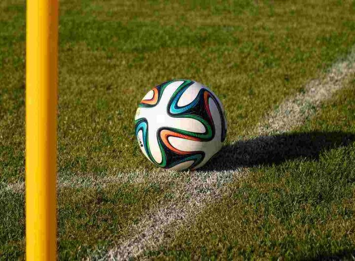 Pallone su un campo di calcio