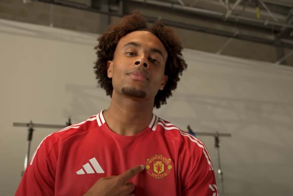 Zirkzee con la maglia del Manchester United