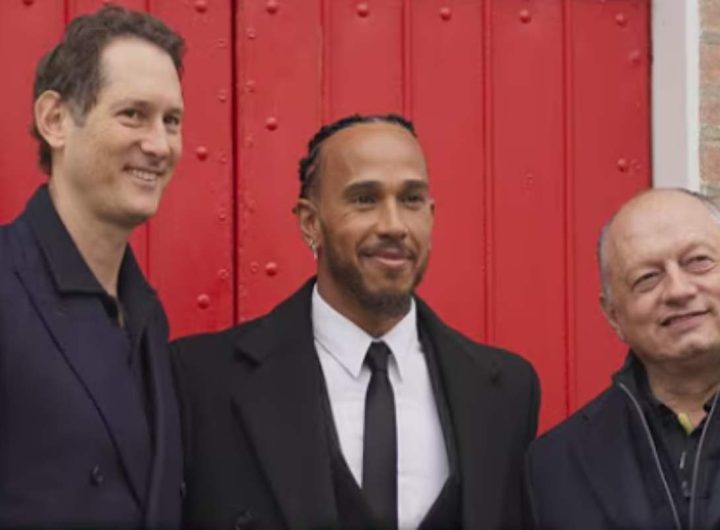 Hamilton a Maranello con John Elkann e Vasseur