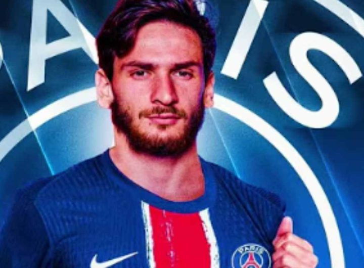 Kvaratskhelia con la maglia del PSG