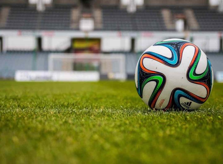 Pallone su un campo di calcio