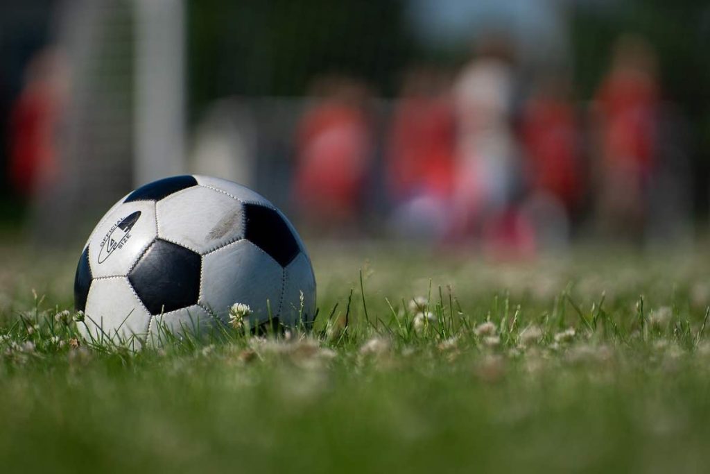 Pallone su un campo di calcio