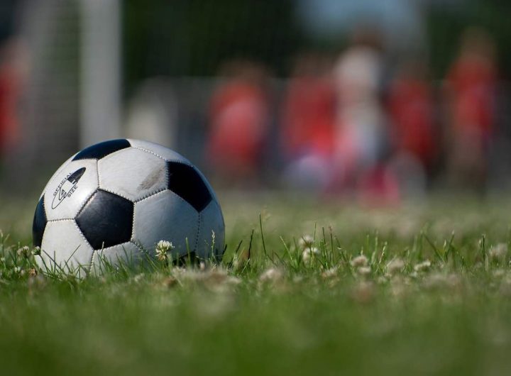 Pallone su un campo di calcio