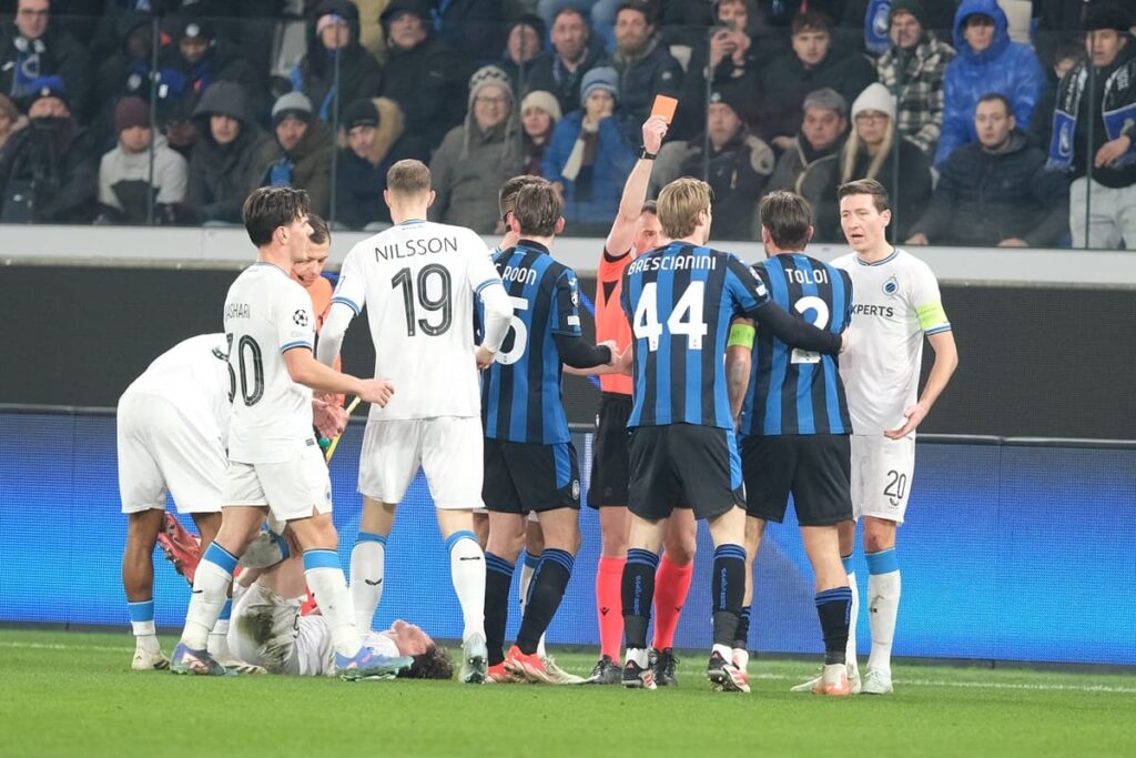 L'espulsione di Toloi nel finale di Atalanta-Club Brugge