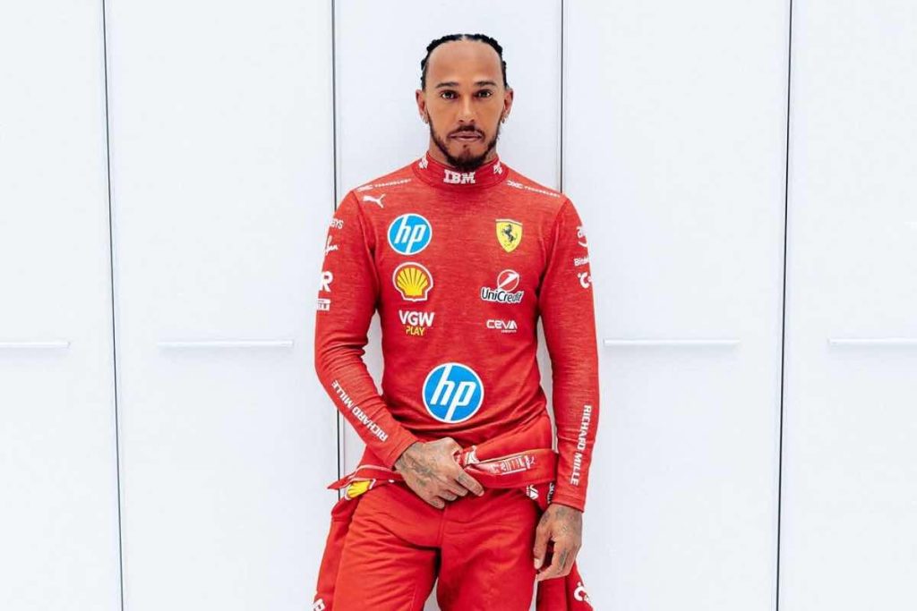 Hamilton per la prima volta con la tuta Ferrari