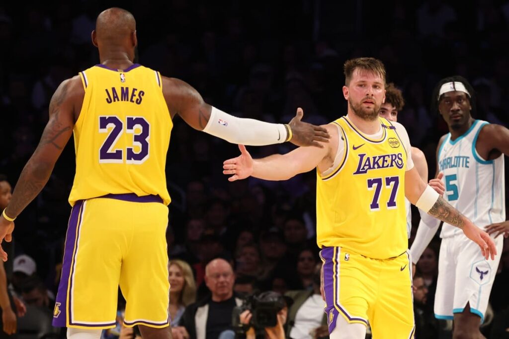 NBA LeBron James e Luka Doncic Lakers