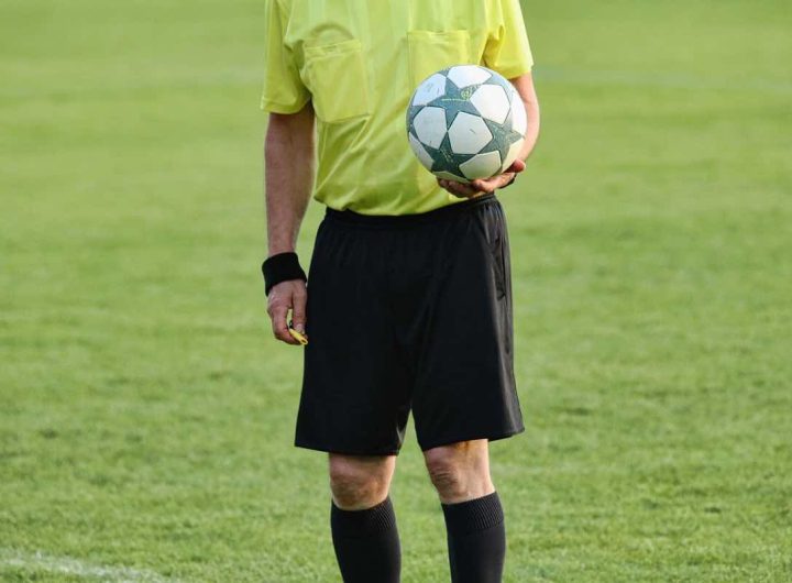 Arbitro con un pallone in mano