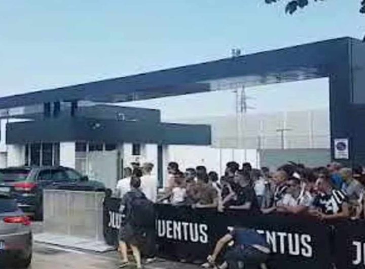 Juve, tifosi fuori la Continassa