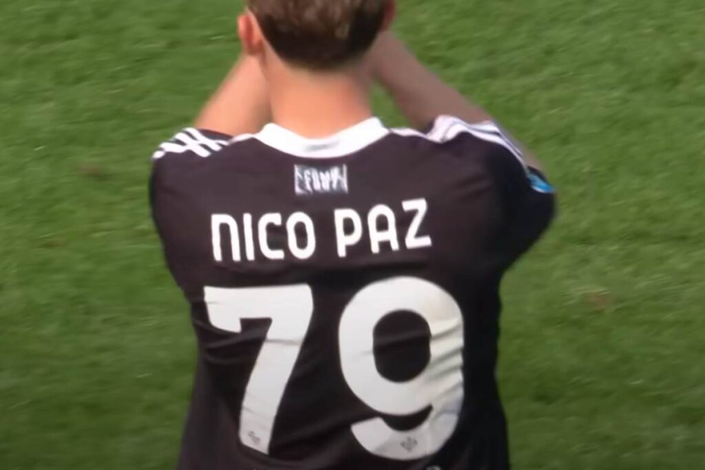 Nico Paz applaude con la maglia del Como