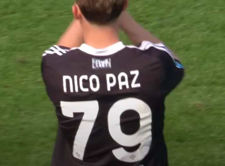 Nico Paz applaude con la maglia del Como