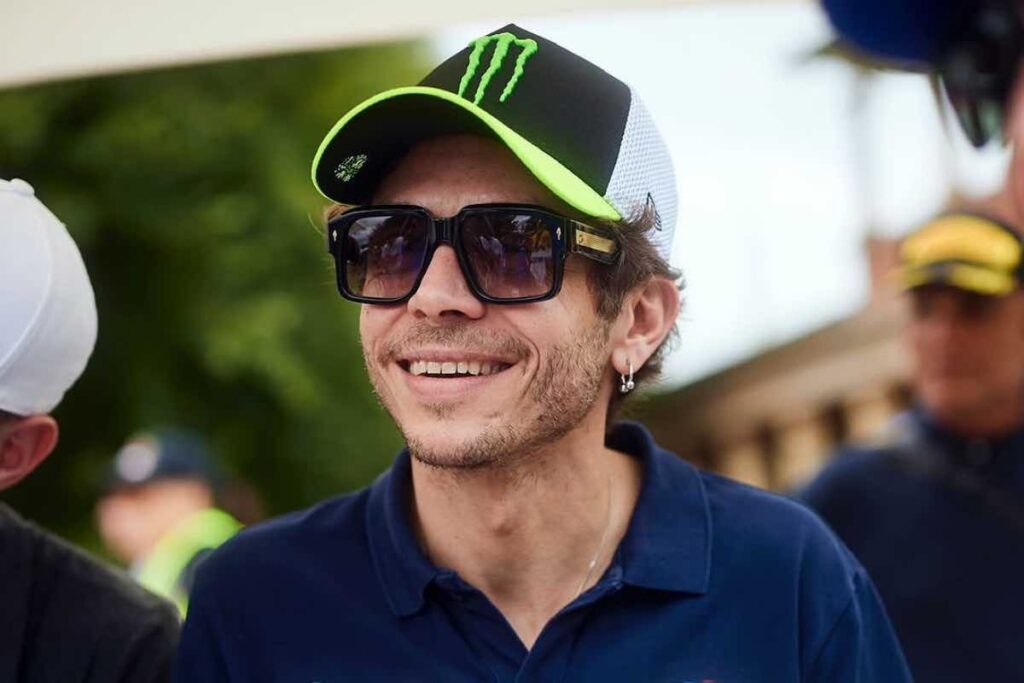 Valentino Rossi sorridente nel paddock